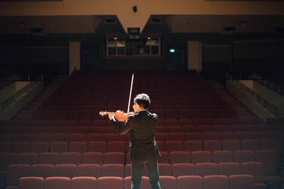站在面前的舞台演奏小提琴
